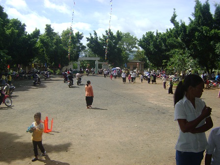 Ảnh sân trước nhà thờ giáo xứ Buôn Hằng trước giờ thánh lễ.