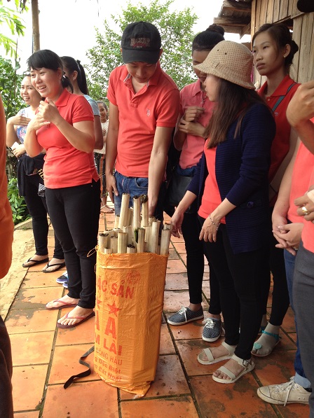 Anh em trong Sóc Bụi tre – Bù Đăng, tặng các anh chị em trong đoàn từ thiện một bao cơm lam.