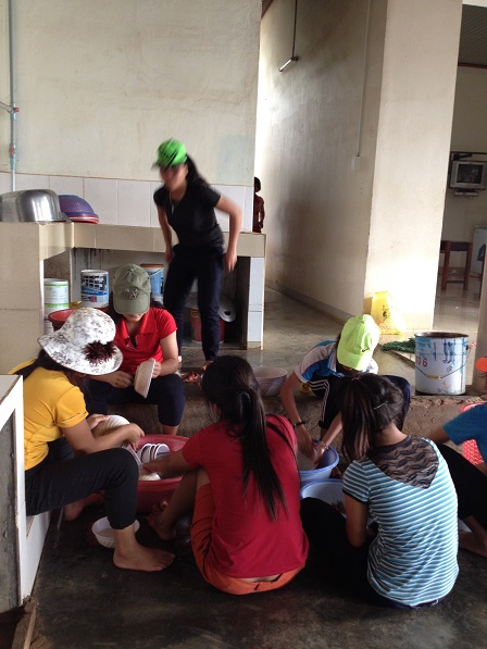 Các em tổ 1 học sinh Lưu trú tổng vệ sinh chén đĩa chiều thứ năm.