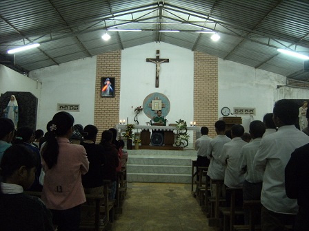 Ảnh anh em Buôn Làng tham dự thánh lễ buổi chiều ngày thường.