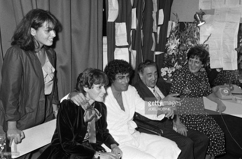 Enrico Macias cùng với vợ con và cha mẹ trong phòng dressing room của ông trong Hí Viện Olympia, nơi ông trình diễn.