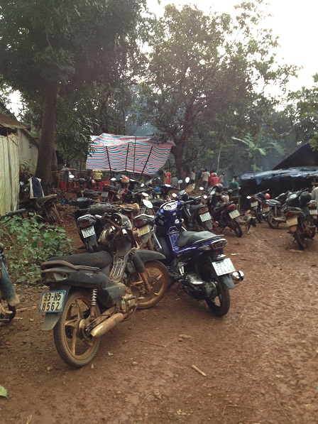 1. Xe máy trước sân nhà đám tang bà Điểu Thị Ú.