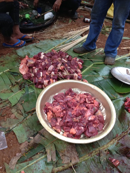 10. Thịt được xâu vào những sợi lạt, để chia cho họ hàng trong đám tang bà Ú