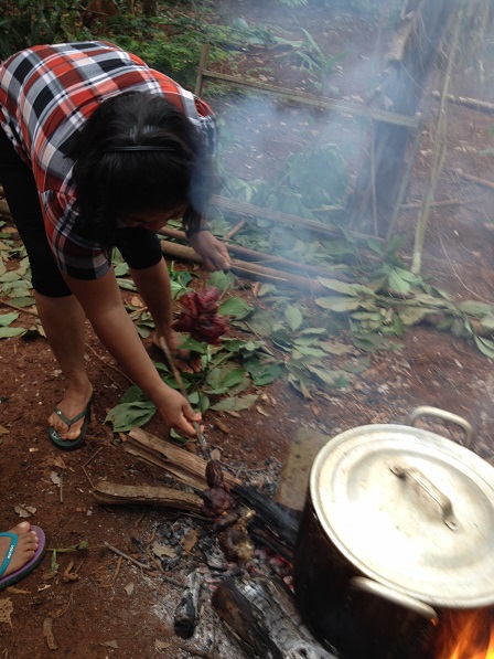 13. Nướng những xâu thịt được chia trong đám tang bà Ú