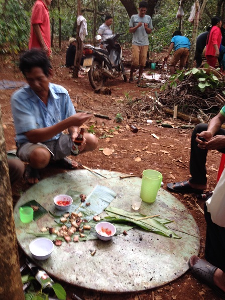 14. Một bàn nhậu đã nhậu xong trong đám tang bà Ú.