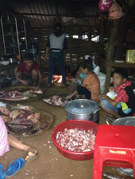 2. Thịt heo trong gian nhà bếp nhà đám tang