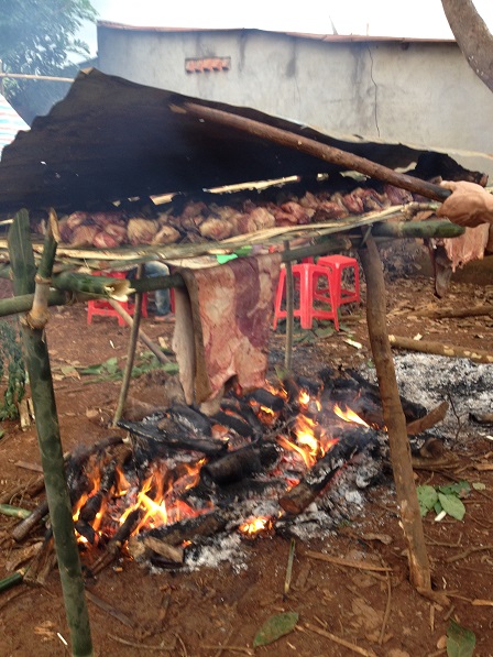 3. Đang nướng thịt bò ở sân sau nhà đám tang