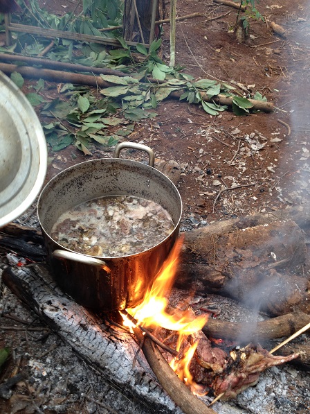 5. Nồi canh lòng heo, lòng bò trong đám tang bà Ú.