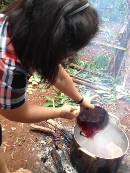 6. Đổ thêm tiết vào nồi canh lòng heo, ở đám tang bà Ú.