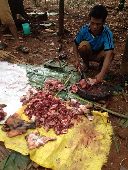 8. Ra thịt heo trong đám tang bà Ú