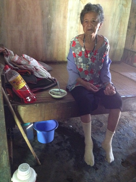 2/ Gia tài của bà ngoại Bai ở trên và dưới gầm giường.