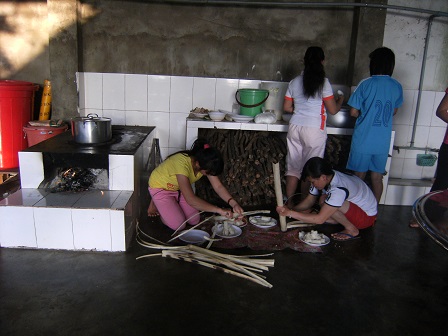 2/ Ảnh các em Lưu trú đang chia hai ống cơm lam. Món ăn đặc sản của anh em đồng bào sắc tộc.