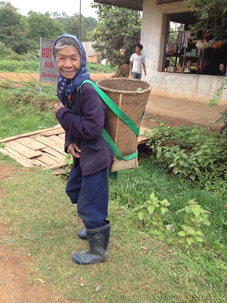 1/ Mẹ Sốp thôn Tư dừng lại đợi Yăh.