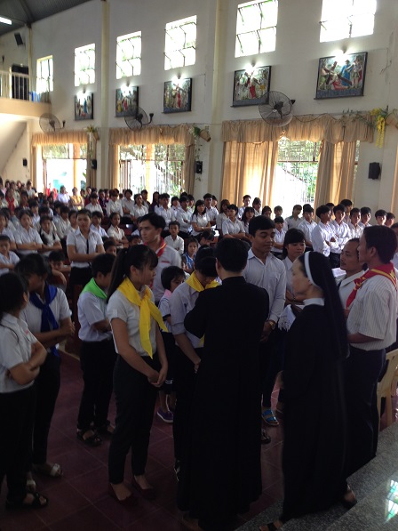 2/ Các em khối Kinh Thánh được đeo khăn quàng màu vàng.