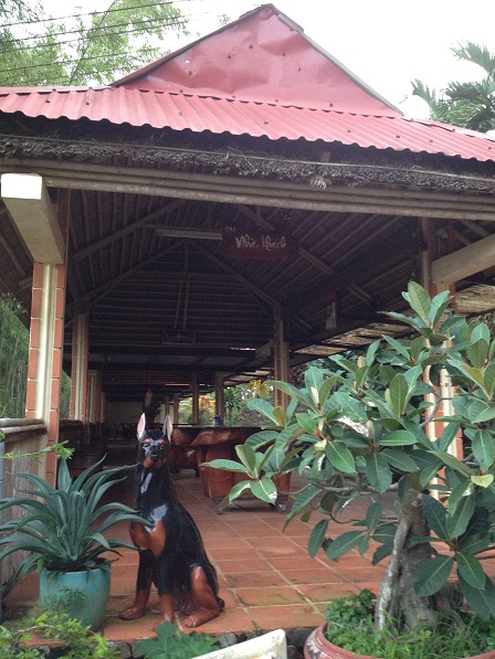 2/ Nhà khách Đan viện Thiên Hòa Gp. Bmt là một dãy nhà dài chung quanh làm bằng cây tre, phía trong đặt 10 bộ bàn ghế gỗ.