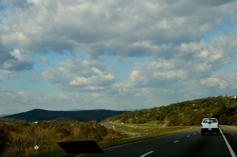 Đường đến thành phố Front Royal, VA.