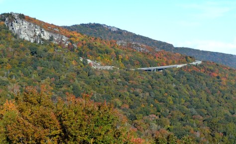 Đây là một trong những khu vực mà mình thích nhất trên Blue Ridge Parway. Các bạn có nhìn thấy các xe auto đang chạy trên duct? 