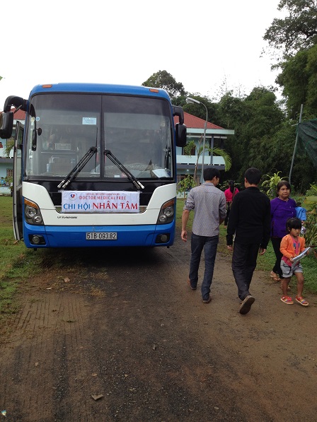 1. Xe chở đoàn bác sĩ từ thiện (Nhân Tâm)