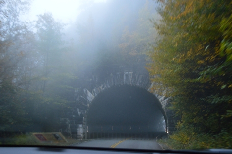 Đường hầm trong mây mù. Một trong 26 đường hầm xuyên qua núi trên Blue Ridge Parkway.