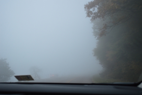 Phải đi trong mây mù không biết bao nhiêu km thì mới thấy điểm dừng lại này. Các bạn có nhìn thấy một chiếc xe auto màu trắng đang dừng lại phía dưới giữa ảnh?