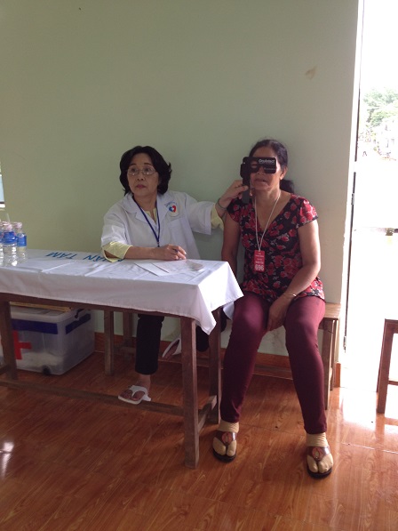 12. Bệnh nhân đang được đo thị lực.