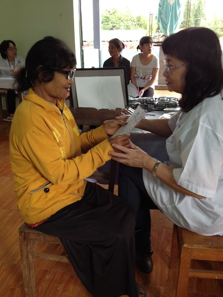 15. Bệnh nhân nhận đơn thuốc