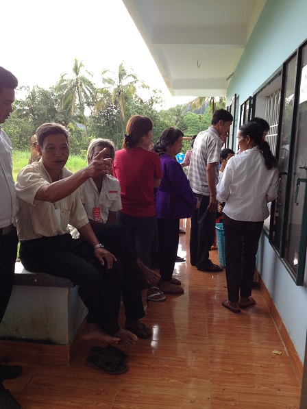 20. Bệnh nhân ở ngoài hành lang đợi nhận thuốc.