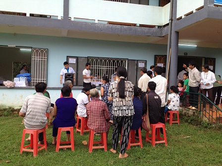 23. Anh em đồng bào đợi trước phòng phát thuốc.