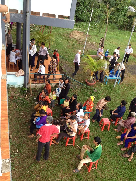 24. Anh em đồng bào đợi trước phòng tiếp nhận bệnh