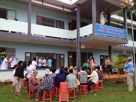 25. Quang cảnh trước nhà sinh hoạt của giáo xứ trong ngày khám bệnh từ thiện