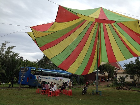 26. Quang cảnh giáo xứ trước giờ khám bệnh từ thiện.