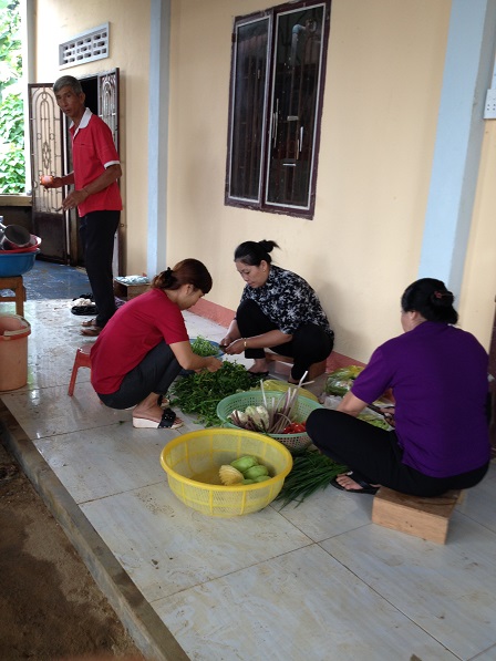 27. Các mẹ trong giáo xứ chuẩn bị bữa cơm trưa cho đoàn khám bệnh từ thiện.