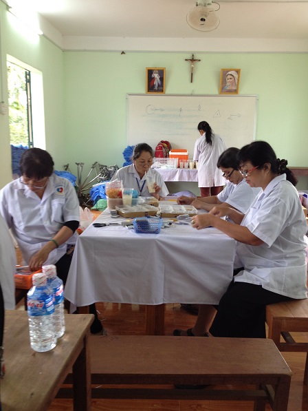 6. Y Bác sĩ trong phòng khám Nội