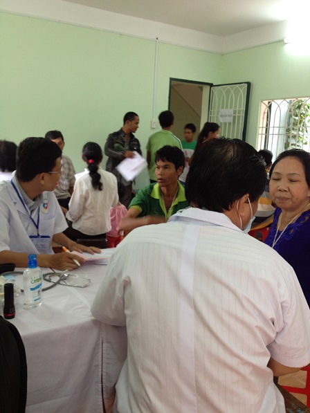 7. Bệnh nhân đang được khám bệnh