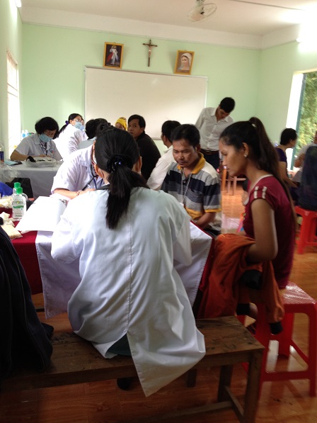 8. Bệnh nhân trong phòng khám Nội.