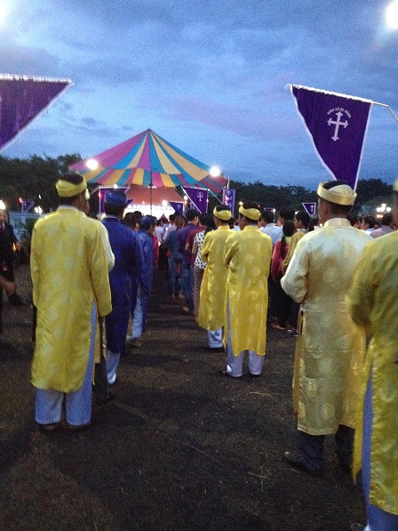 1/ Đoàn rước trước thánh lễ tại nghĩa trang giáo xứ Bù Đăng _ Gp. Bmt, Chiều ngày 02 tháng 11 năm 2016.