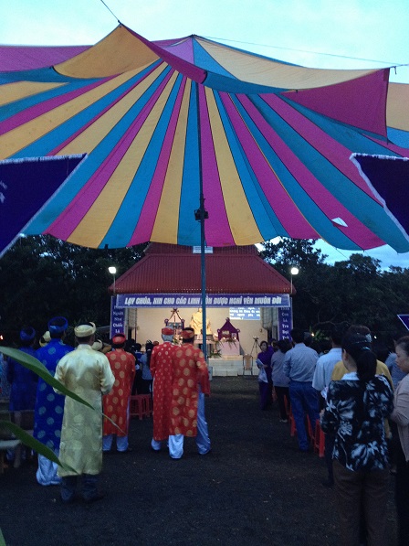 2/ Mọi người ổn định, chuẩn bị dâng thánh lễ ngoài nghĩa trang giáo xứ Bù Đăng _ Gp. Bmt. Chiều ngày 02 tháng 11 năm 2016.