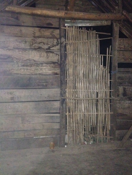 Cánh cửa nhà của gia đình bố mẹ Láp