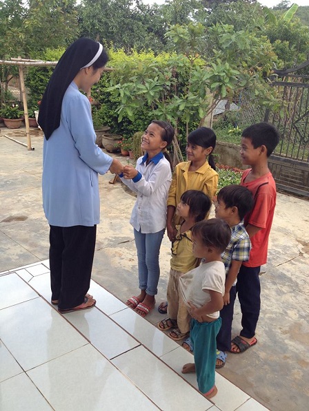 Em Mê cùng v?i các em nh? ??n cho Y?h ?i?p 10.000 ??ng ?? Y?h ?i?p ?i bình an.