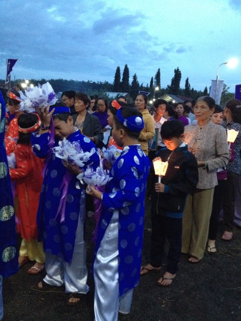 1/ Các em trước khi múa bài Kính Nhớ Tổ Tiên trong phần Tri ân Tiền nhân tại nghĩa trang giáo xứ Bù Đăng _ Gp. Bmt. Chiều ngày 02 tháng 11 năm 2016.