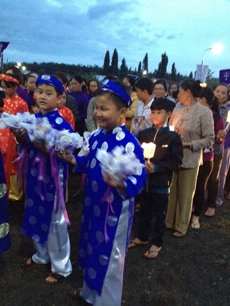 2/ Các em nam rất vui khi được múa trong ngày giáo xứ Bù Đăng _ Gp. Bmt. Cử hành nghi thức Tri ân Tiền nhân ngoài nghĩa trang chiều 02 tháng 11 năm 2016.