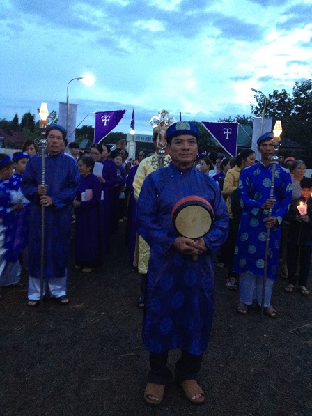 Chu?n b? ?oàn r??c tr??c thánh l? t?i ngh?a trang giáo x? Bù ??ng - Gp. Bmt. Chi?u ngày 02 tháng 11 n?m 2016 Bmt. Chi?u ngày 02 tháng 11 n?m 2016 