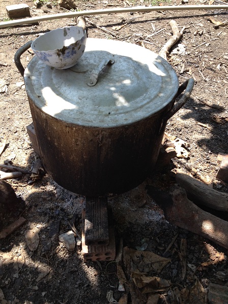 Bếp nấu căm heo của gia đình mẹ Nhang ở thôn Một.