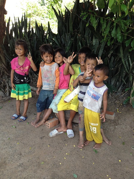 Các em nhỏ chơi vui vẻ trước sân nhà mẹ Phan