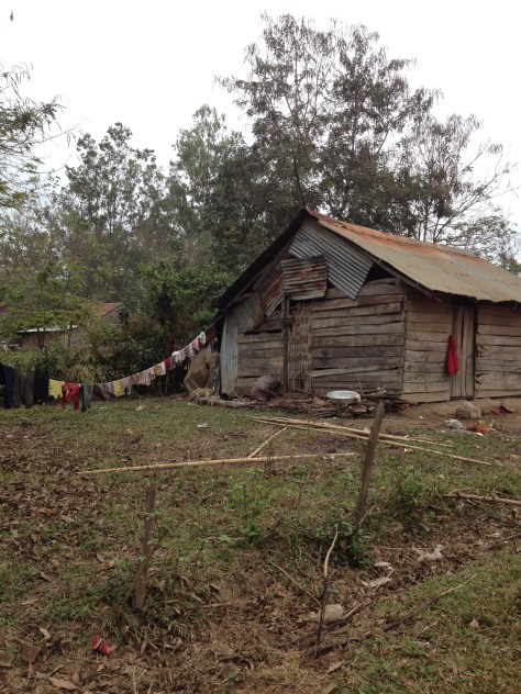 Ảnh căn nhà và dây phơi quần áo của gia đình bố mẹ Vát ở thôn Hai.