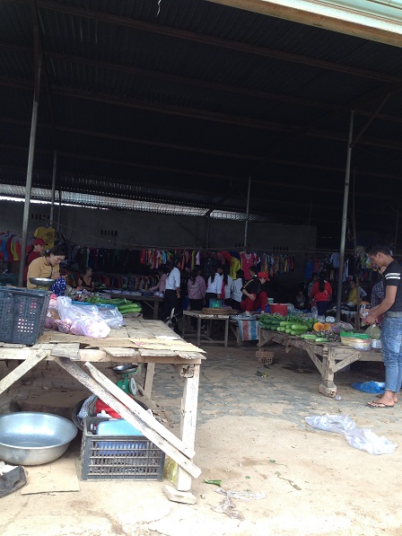 Quang cảnh chợ Buôn Làng sáng Chúa nhật.