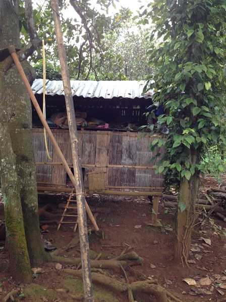Chuồng gà của gia đình bố Sriêng, ở Sóc Bù Ramang – Bù Đăng.
