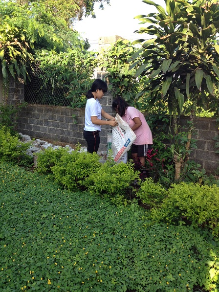 1/ Em Razen và em Aidi dọn rác ngoài vườn