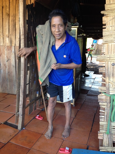 1/ B? Thanh ? sóc Bù Xi?t b? tai bi?n li?t ½ ng??i trái trên 4 n?m, ???c các Pi ??n châm c?u t?i nhà. 2/ B? Thanh sau hai tháng ???c Pi châm c?u, ?ã t? ?i l?i ???c không còn ph?i nh? ??n em Th?o cõng. 