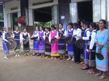 1/ Ảnh các mẹ chuẩn bị đánh trống chiêng trong cuộc rước trước thánh lễ.